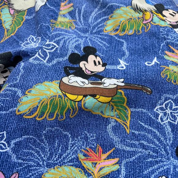 Disney Fab Four Tropical Hawaiian 4-Pocket Scrub Top Sz M - Picture 10 of 10